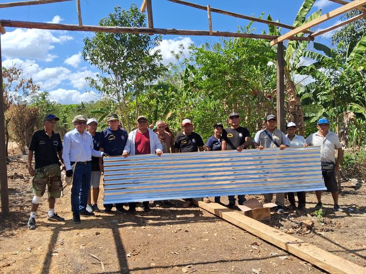 ALCALDE RUFINO PINEDO ENTREGA CALAMINA PARA LOCAL RONDERIL DEL SECTOR POLVORAICO. 